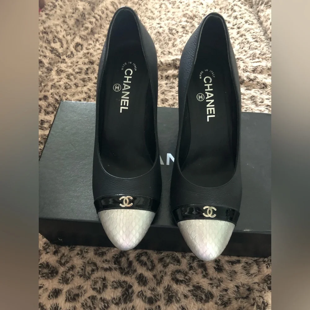 2019 Interlocking CC Logo Chanel Leather Pumps - Picture 11 of 13
